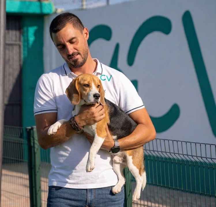 Un Beagle en brazos de el educador canino Adolfo Serrano, después de una clase de Adiestramiento
