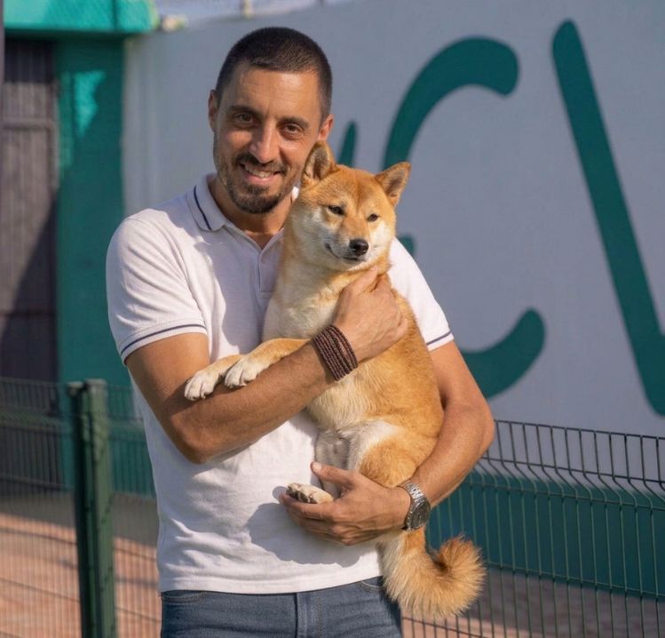 Adolfo Serrano con un Shiva Inu en brazos